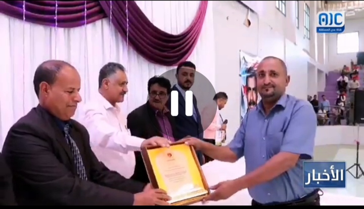 عميد كلية المجتمع يكرم الغرفه التجاريه والصناعيه بدرع احتفال تخرج الدفعه السابعه 2023/2024